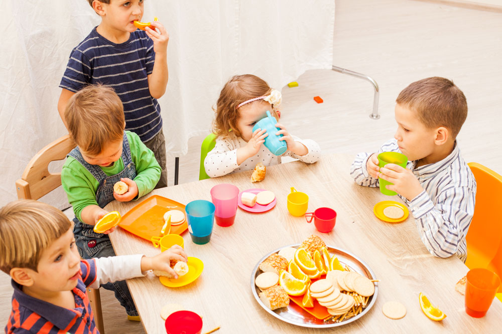 children eating healthy snacks